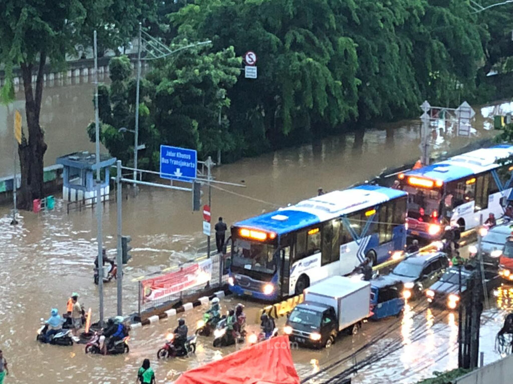 Banjir Pengaruhi Bisnis UMKM Warga Jaksel Selama Ramadhan?