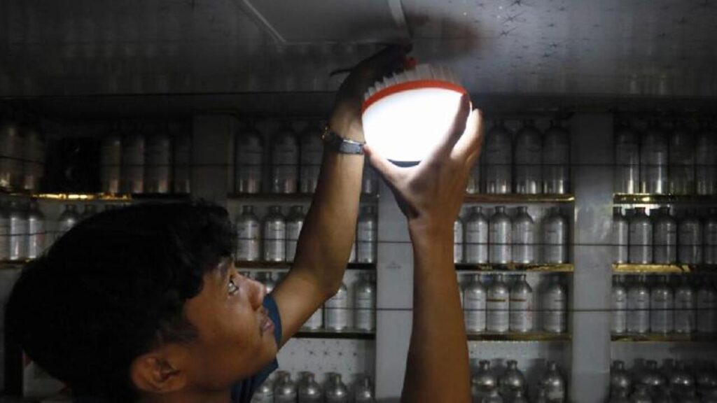 Blackout Sumatra Picu Kerugian UMKM, Pengamat: Kompensasi Masih Lemah!