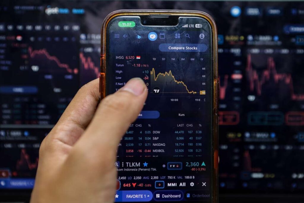 Terjun Bebas! Saham BBCA dan BBRI Sentuh Titik Terendah 5 Tahun, Waktu Tepat Beli?